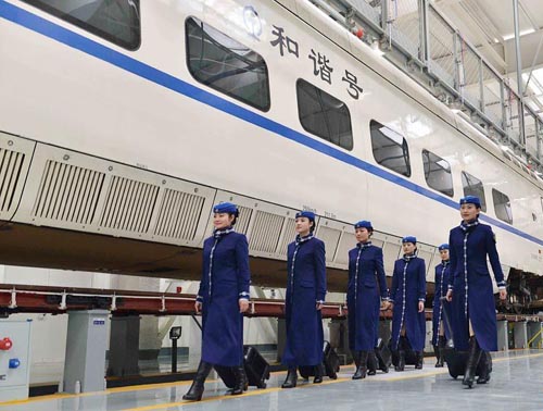 1月6日,在呼和浩特动车所,集包铁路动车的乘务员身着崭新制服亮相