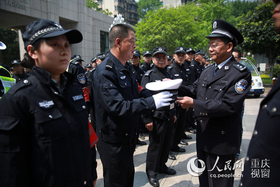 重庆江北协勤全面换装 藏青色设计与警服很像