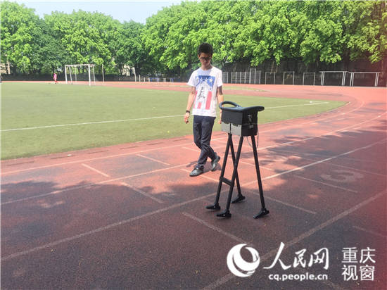 重庆邮电大学研发步行机器人 0.5度电行走53公
