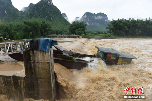 广西梧州市蒙山县遭受大暴雨袭击 道路受阻(图