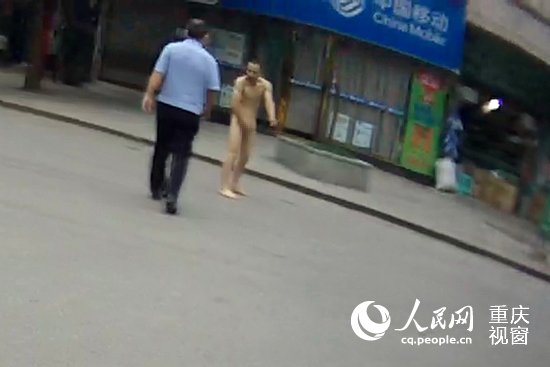 男子吸毒后出现幻觉 裸体上街游走半小时母亲