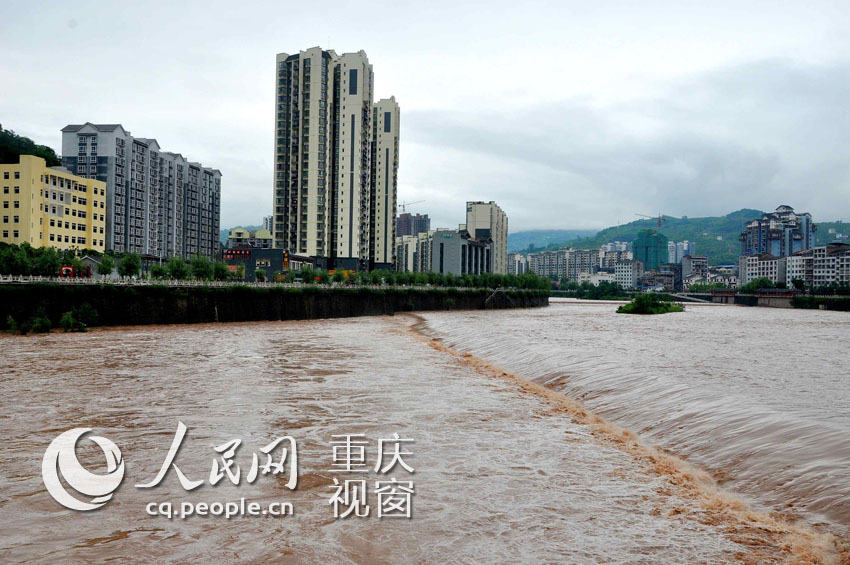 重庆15个区县遭遇暴雨袭击 最大雨量达103.9毫