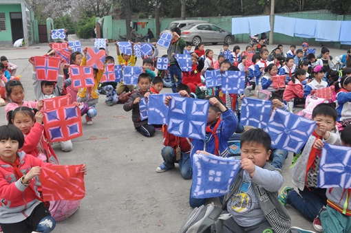 为了让孩子们了解扎染的悠久历史,感受其独特的工艺魅力,6月4日下午,郑州市苏屯小学组织全体师生,来到郑州双泉农庄劳动基地参加综合实践活动。 一大早,孩子们就坐大巴车来到了位于郑州市郑密公路的双泉农庄。果树园、鱼塘、菌菇采摘区等,孩子们兴致勃勃,充分感受着大自然的气息。随后,同学们跟随带队老师来到实践基地,同学们整齐的坐下,认真的听着老师讲解扎染技巧,所有的孩子都按照自己的想法将白布扎制好了,形状各异。扎制好的作品经过染色、烘干。 展开后,一幅幅独具魅力的扎染手绢就呈现在了孩子们的眼前,当孩子们拿到自己的