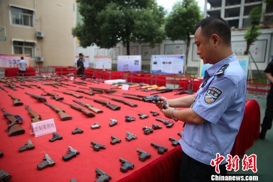 武汉警方今年收缴各类枪支863支管制刀具510
