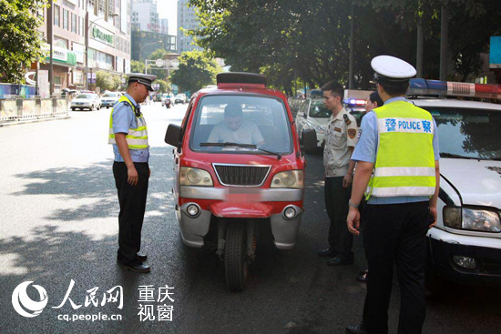 驾照吊销仍开三轮摩托车 重庆一男子被行政拘