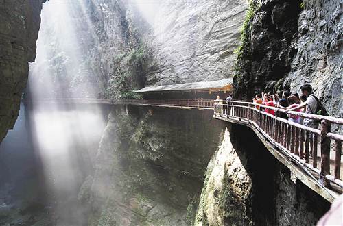 探险大裂谷 寻觅阳光花海