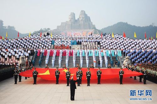 郑州:近4万人黄河岸边齐唱《保卫黄河》