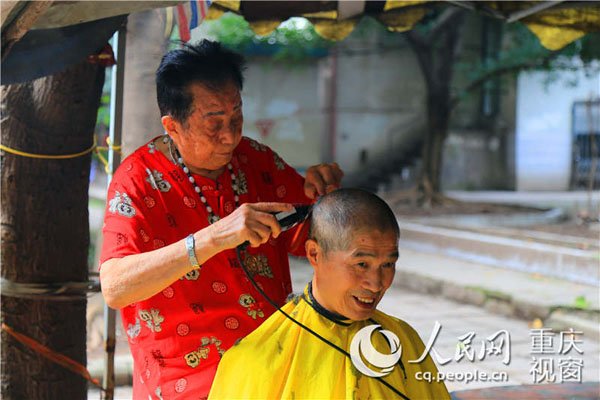 重庆八旬老人为居民理发只收一元钱 22年不涨