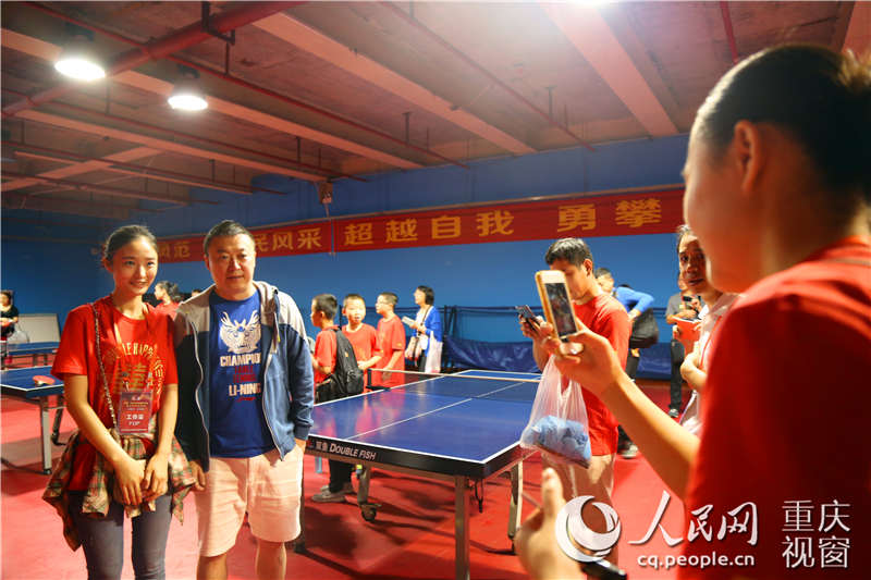 高清:乒乓球国手与重庆球迷互动 女粉丝热情求