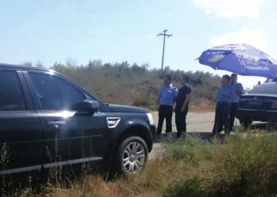 陕西官员视察开路虎 民警为其打遮阳伞10分钟