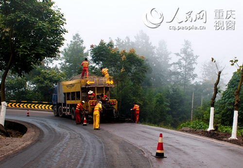 綦江:210国道部分路段实行微表处维护