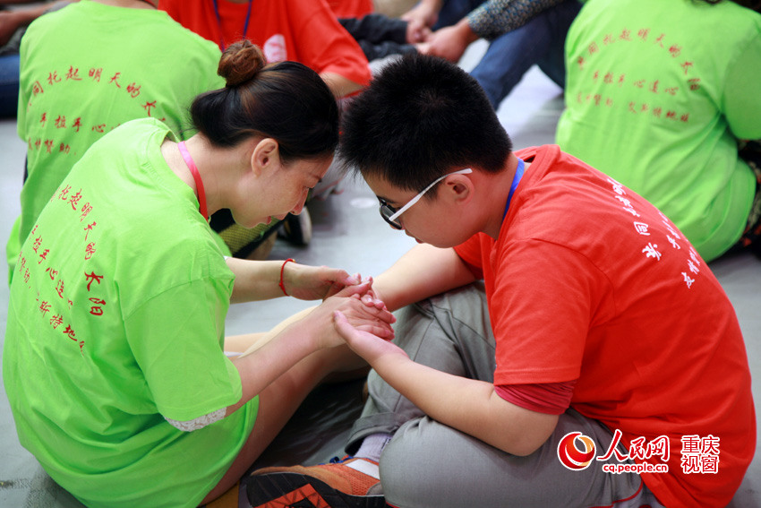 高清:重庆中学生为父母洗脚学感恩 泪翻全场