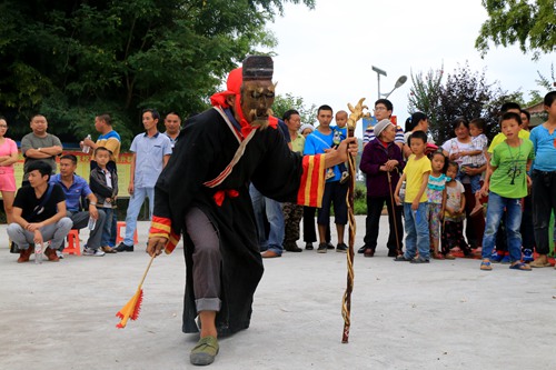 重庆作家大沙河采风系列作品(十一):傩面无声胜