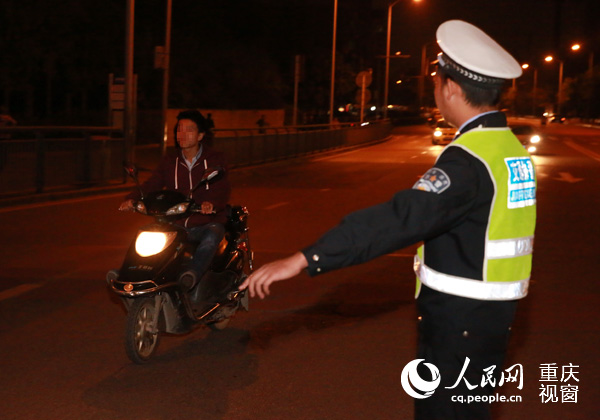 重庆北部新区交巡警支队开展摩托车夜间整治行