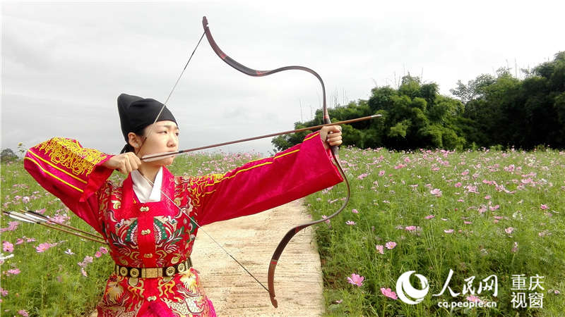 高清:重庆大学生穿汉服引弓搭箭 传统射艺课受