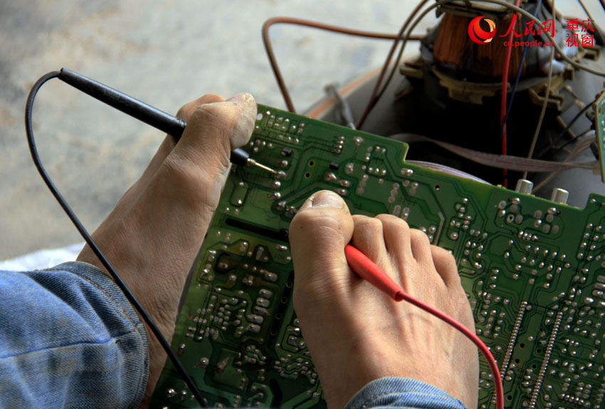 高清组图:用脚修电器的奇人罗登华