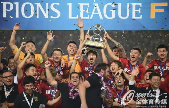 广州恒大夺得2015亚冠冠军 众将士高举奖杯