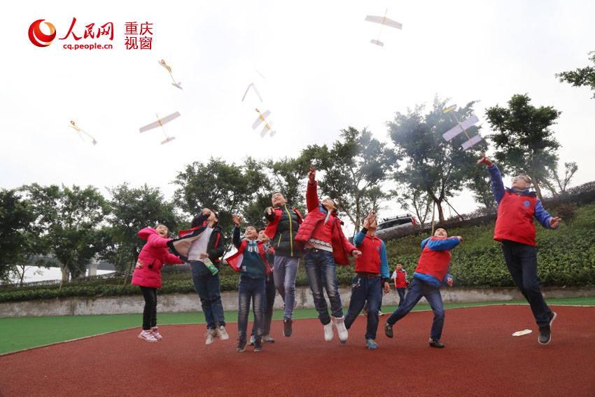 重庆航空学会首届航模大赛 百余航模迷搏击蓝