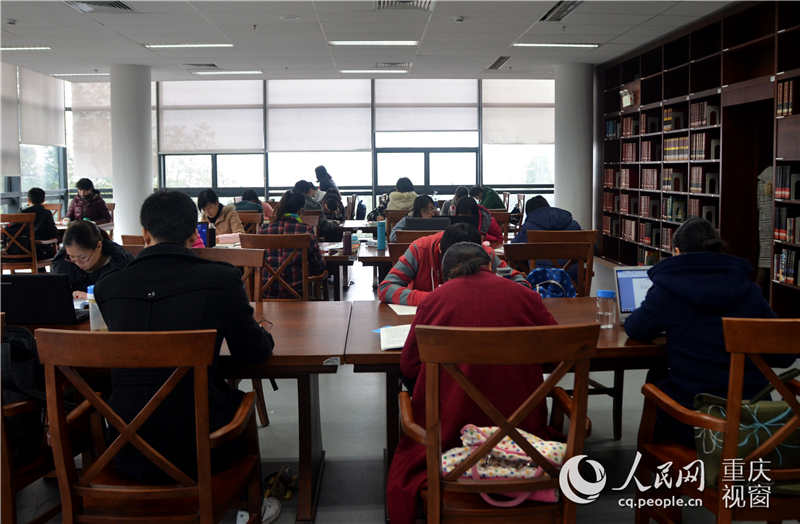 组图:重庆西南大学推出脱机自习室克服手机依