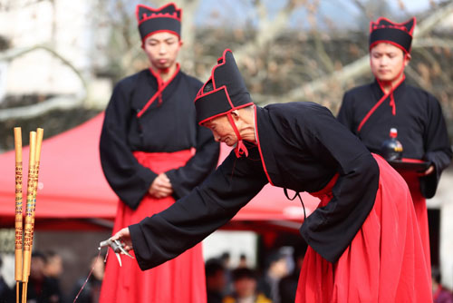 安徽黄山:冬至祭祖 祭祀人员着汉服祭黄帝