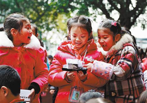 北碚:100名贫困孩子收到新年幸福快递