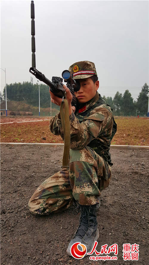 直击狙击手集训 重庆战士米粒上穿13个孔刷新