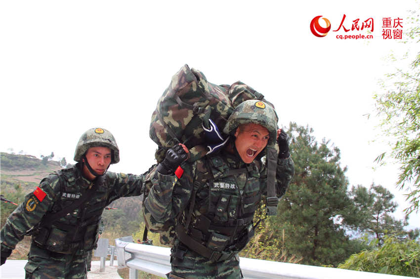 重庆武陵山脉一村庄,全副武装的武警重庆总队特战队员负重行进.