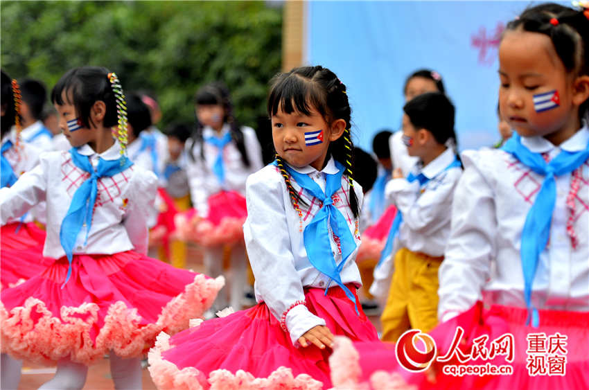 4月20日,重庆市龙湖巴蜀学校学生在运动会开幕