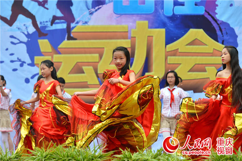 4月20日,重庆市龙湖巴蜀学校学生在运动会开幕