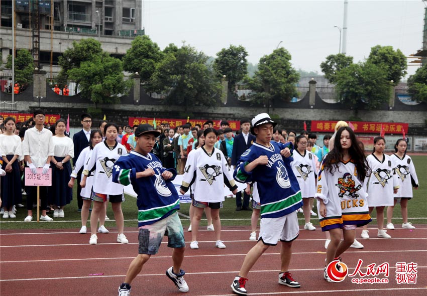 穿汉服舞剑跳草裙舞 重庆一学校运动会有看头