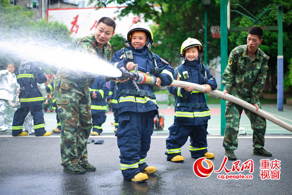 重庆合川百余师生走进警营体验消防小卫士