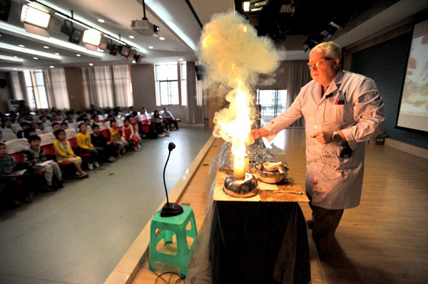 英国化学家走进中小学表演趣味化学实验