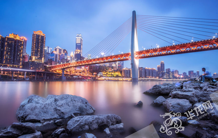 研究生拍重庆夜景刷爆朋友圈 网友:每一张都是