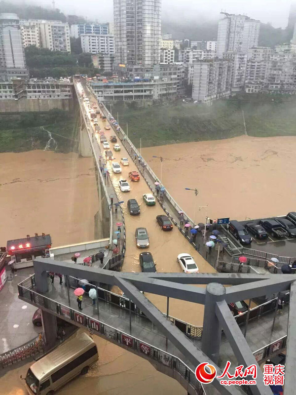 武隆县遭遇暴雨突袭,局部地区引发山洪,县城江北路段,南滨路等低洼