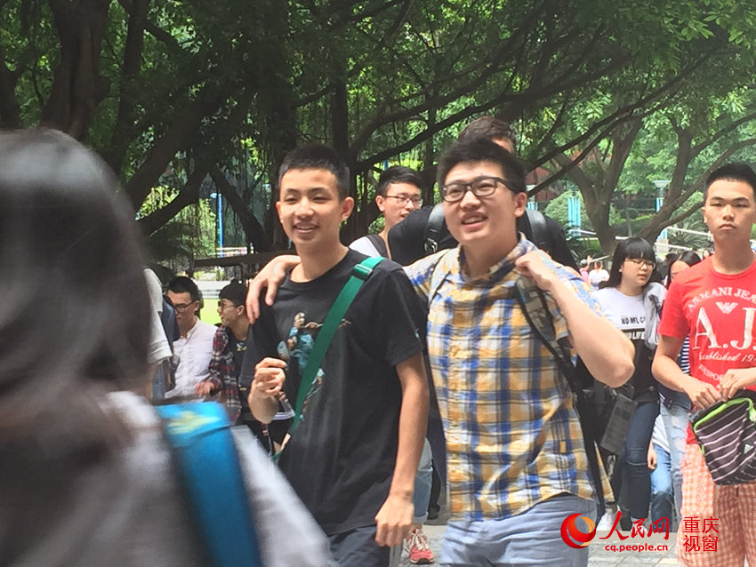 重庆21万余考生参加高考 陪考老师穿红体恤送
