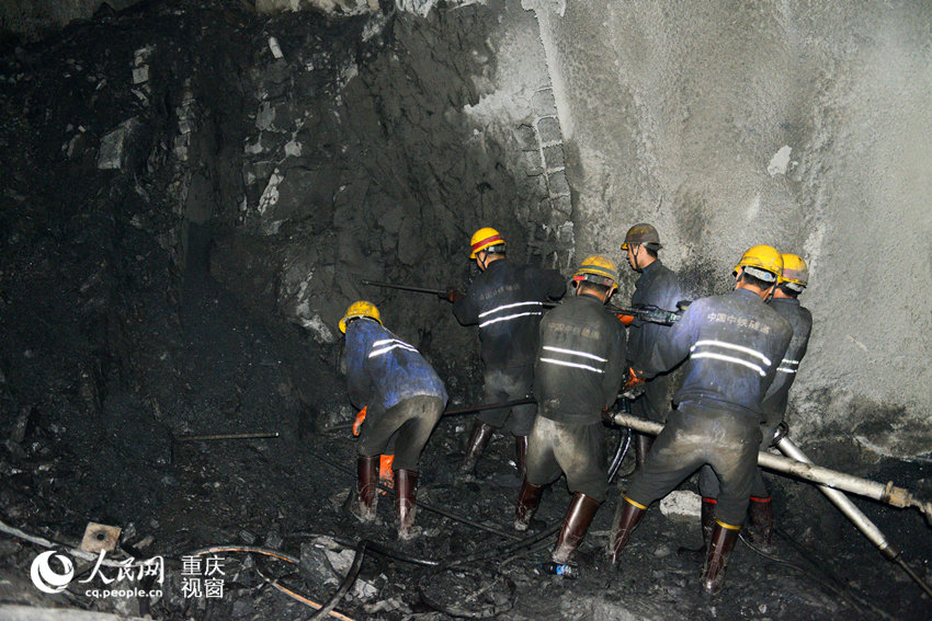 2015年4月28日,隧道即将穿越煤层瓦斯地段,这是开挖班的工人正在进行
