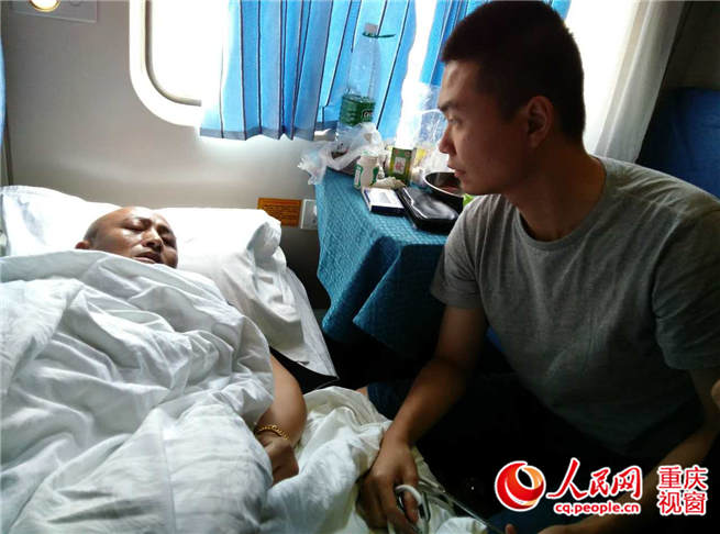 进藏列车上乘客突发“高原反应”军校学员紧急施救