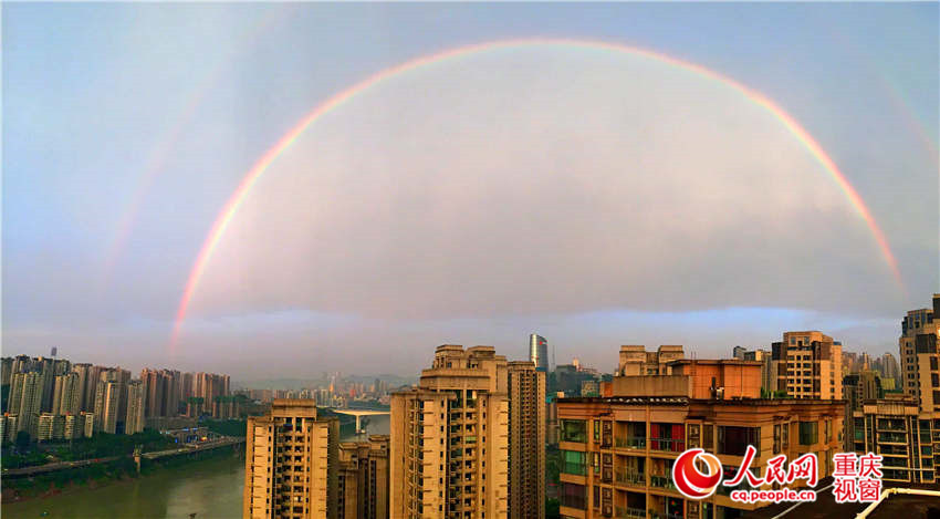 31日傍晚，雨后“双彩虹”挂在重庆主城上空。 周舸 摄