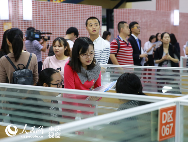 重庆举办未就业毕业生专场招聘会 共提供2万个