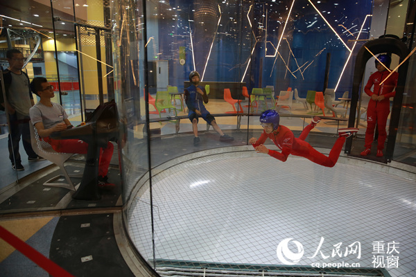重庆首个极限运动中心正式开业 可在室内玩冲