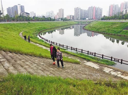 沙坪坝区：梁滩河两岸披绿居民休闲有场地