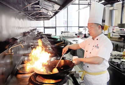 中国最美厨师张钊展示卓越的厨艺. 记者 苑铁力 摄