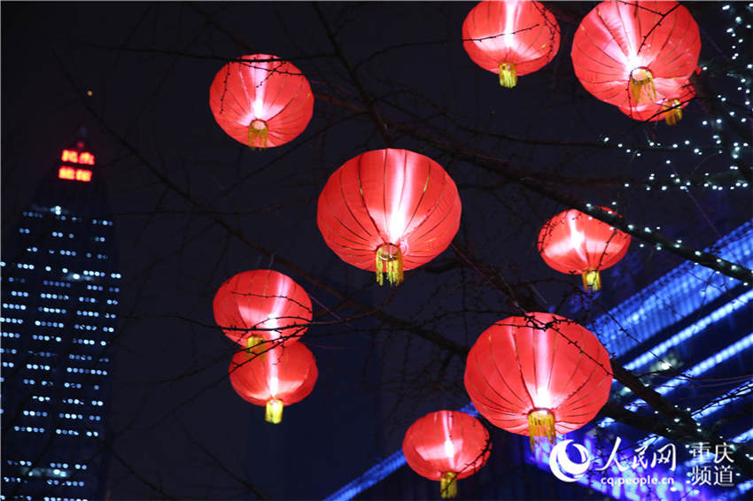 1月22日，江北区观音桥步行街灿烂浪漫的灯饰带来浓浓的节日氛围。刘政宁 摄