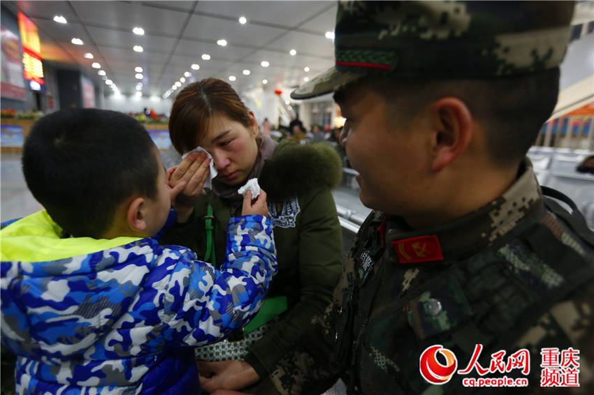 【转载【引用】送别的站台?值班武警6岁儿子为母亲拭去眼泪