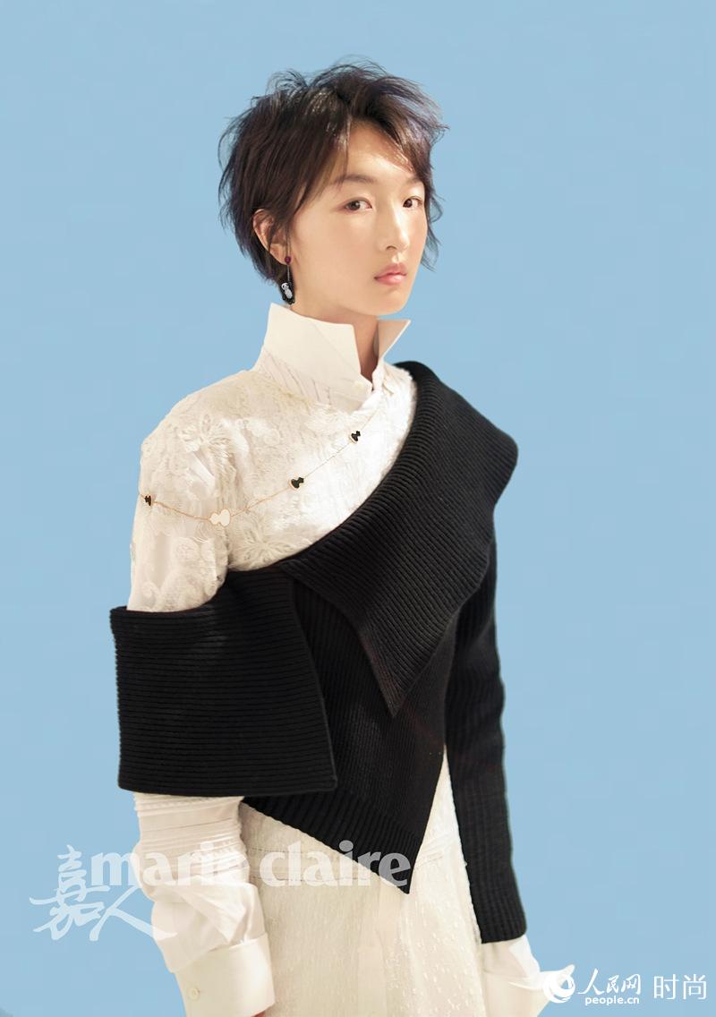 近日,周冬雨素颜出镜,为《嘉人》杂志拍摄了一组时尚大片,尽显真实之美。周冬雨在采访中表示,拿影后在她的计划之中,但没想到会来得这么早,每个人都想在自己的岗位上有所成就,我不想碌碌无为,天天跟机器一样没有激情地重复,我不是这种人。