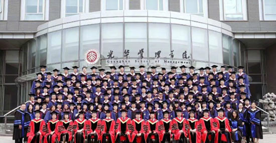 吴奇隆参加北大毕业典礼 穿学士服拍毕业照获硕士学位