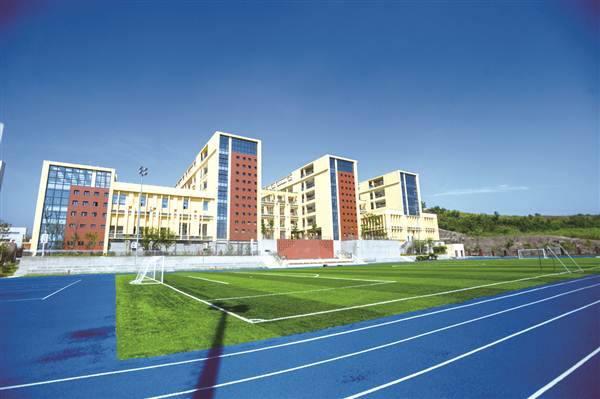 沙坪坝:大学城第四中学校建成开学