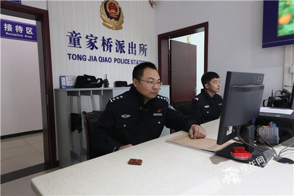 刘光亮(左一)正在派出所值班,上任以来,他几乎把家搬进了派出所.