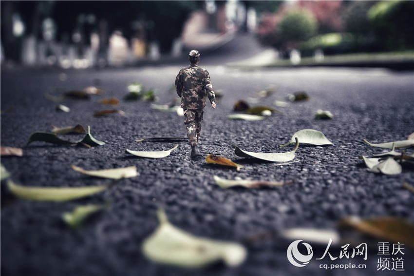 重庆老兵用创意照片与军旅生涯说再见