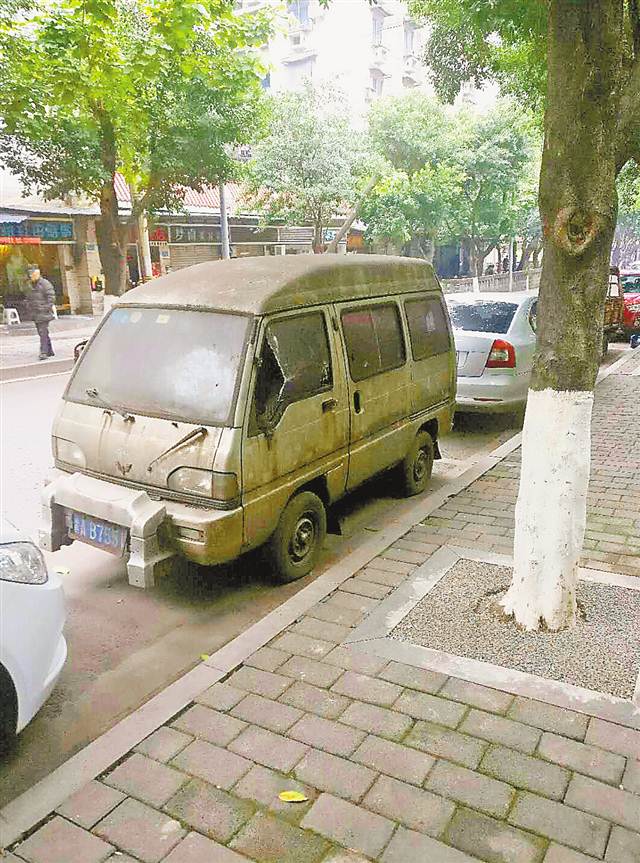 视频举报僵尸车较多 交警即将启动整治